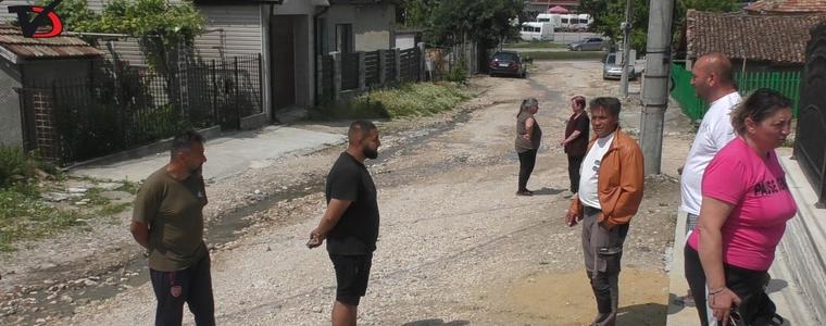 Фекални води извират от шахта по ул. „Първомайска“ след всеки дъжд (ВИДЕО)