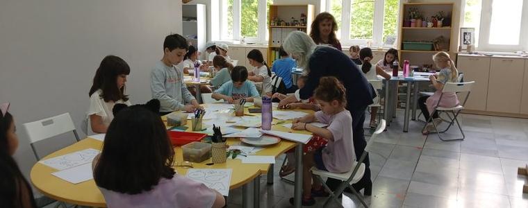 „Лятна работилница за въображение“ отново събира творчески настроени деца в Художествената галерия в Добрич