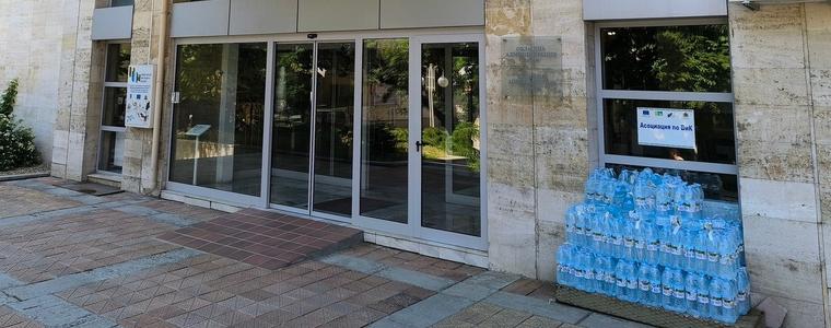 Пред Областна администрация е разкрит пункт с безплатна вода за гражданите