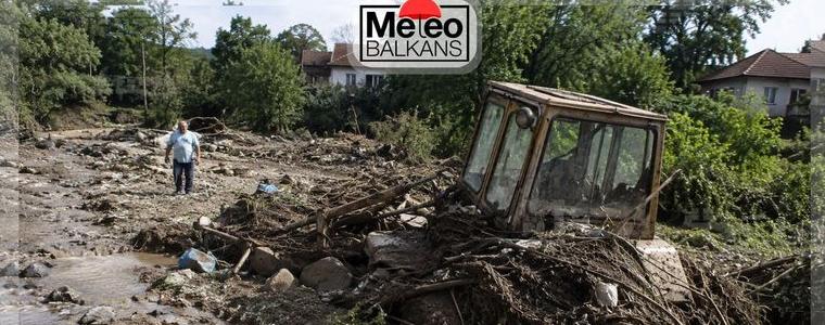 Силен дъжд наводни къщи в село във Варненско