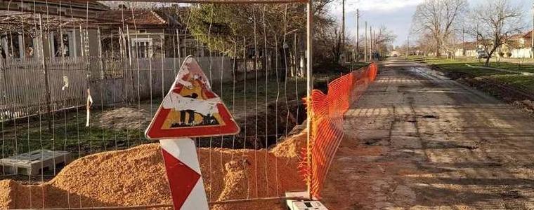 Текат дейности по рехабилитацията на пътя между селата Росеново и Божурово