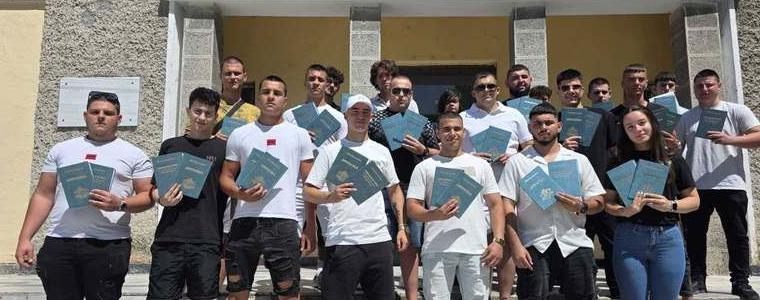 В ПГАС - Добрич връчиха дипломите на своите зрелостници