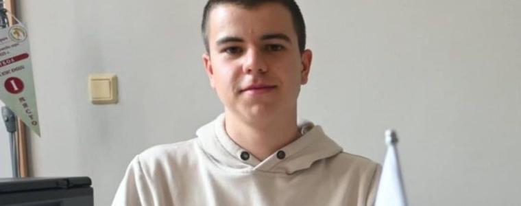 Възпитаник на ФСГ „Васил Левски“ е с две пълни шестици на държавните зрелостни изпити