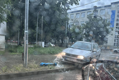 Солидно поечерпен водач се заби с колата си в пожарен хидрант в Добрич