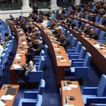 Без дебати, депутатите решиха: Замразяват заплатите си – 4236 евро