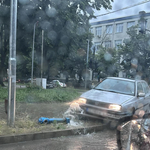 Солидно поечерпен водач се заби с колата си в пожарен хидрант в Добрич