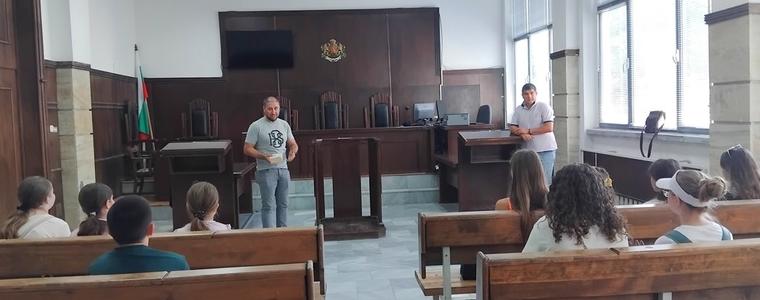 Деца от лятното училище към МКБППМН посетиха Окръжния съд в Добрич