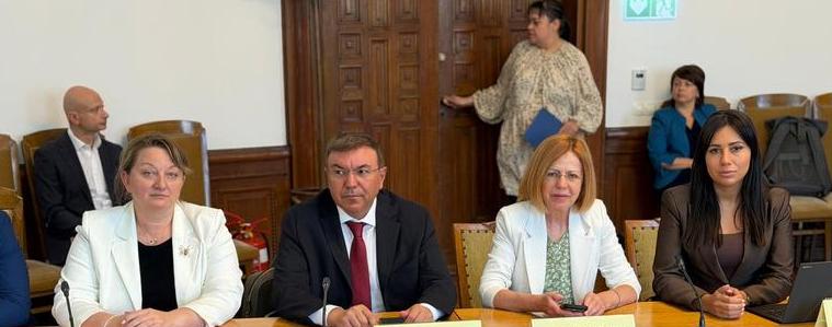 Деница Сачева: Ще осигурим медицински кадри, ако могат да учат близо до дома
