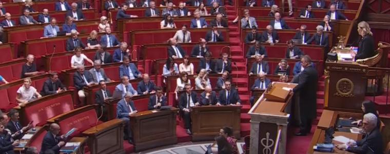Френският парламент одобри окончателно забрана за използване на социални мрежи на лица под 15 г.