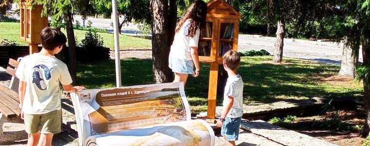 Нови къщички за книги и тематични пейки обогатиха парка в село Дуранкулак