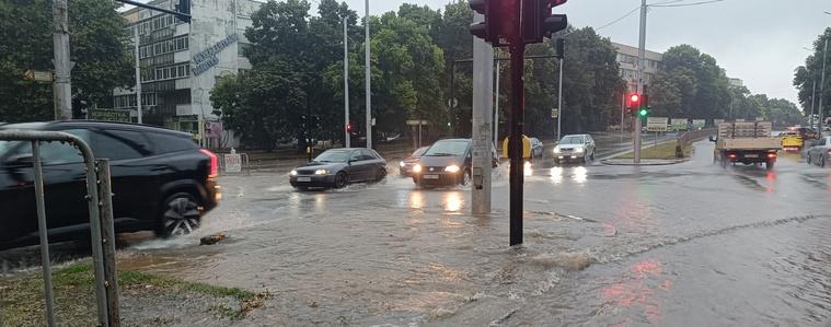 Автомобил закъса във водата на бул. „25-ти септември“ пред ДКЦ-2