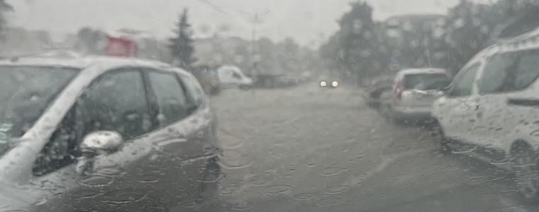Проливният дъжд наводни улици в Добрич и затруднява движението