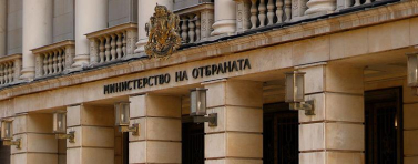 Първият от очакваните до 8 американски самолета цистерни кацна в базата в "Безмер"