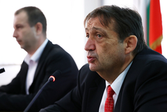 Министър Шишков сигнализира за проблеми с договорите за пътна поддръжка