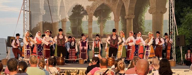 Ансамбъл "Добруджа" с концерт на Открита сцена на "Двореца" в Балчик (СНИМКИ)