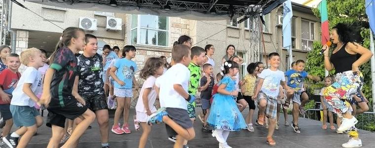Детски фестивал изпълни центъра на Каварна с игри, музика и танци