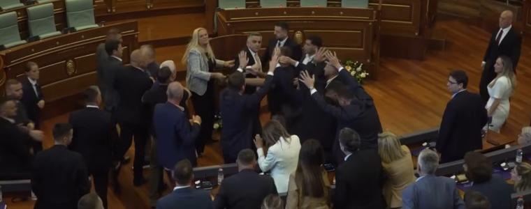 Опозиционен депутат замери косовския премиер с яйца (ВИДЕО)