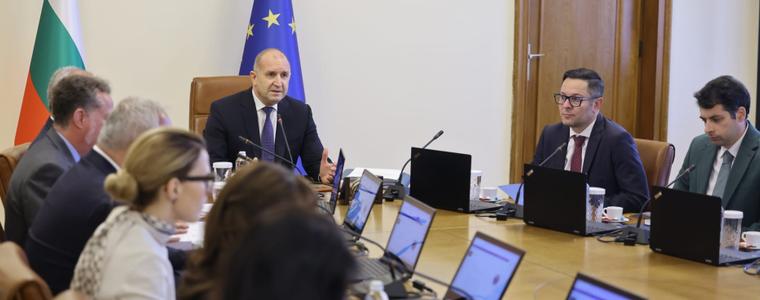 Румен Радев: Пет вертолета и „Спартан“ са в готовност за борба с пожарите