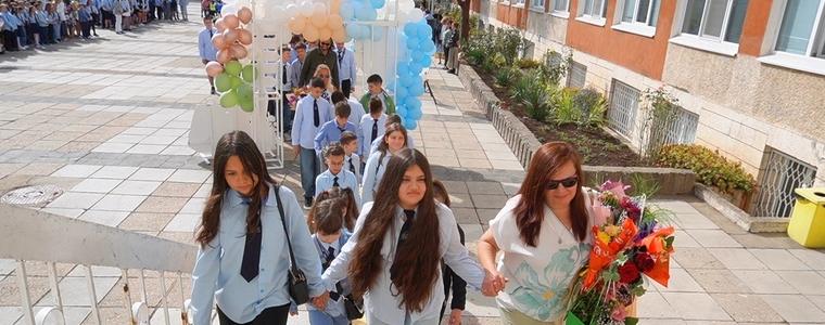 510 ученици започнаха новата учебна година в СУ „Любен Каравелов“ (ВИДЕО)