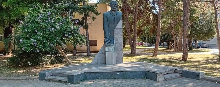 Дали Захари Стоянов не заслужава паметникът му да е чист и отрупан с цветя?