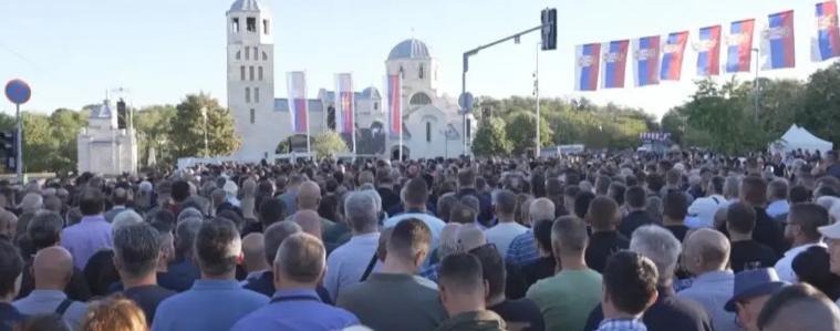 Хиляди се стекоха на погребението на Ратко Младич в Сърбия