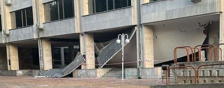 Паднала е част от изолацията на сутерена на бившия партиен дом, който наскоро бе саниран