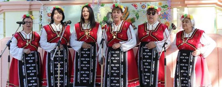 Песни, танци и настроение на събора „Славеи пеят в Пчеларово“