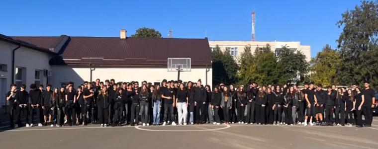 Протести в Румъния срещу връщането на униформите в училище