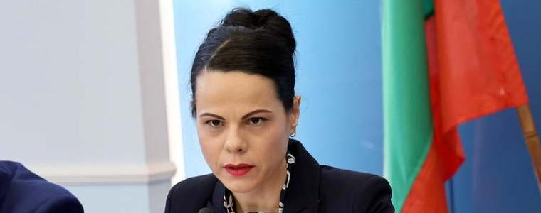 РЗИ стават териториални дирекции към МЗ, не се закриват, обясни министър Ивкова