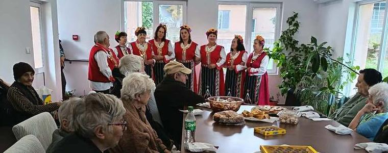 Самодейците от читалището в Коритен изненадаха възрастните хора от Дома в село Добрин