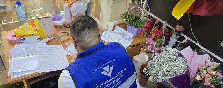 В навечерието на първия учебен ден НАП провери 88 търговци на цветя 