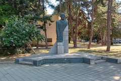 Дали Захари Стоянов не заслужава паметникът му да е чист и отрупан с цветя?
