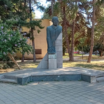 Дали Захари Стоянов не заслужава паметникът му да е чист и отрупан с цветя?