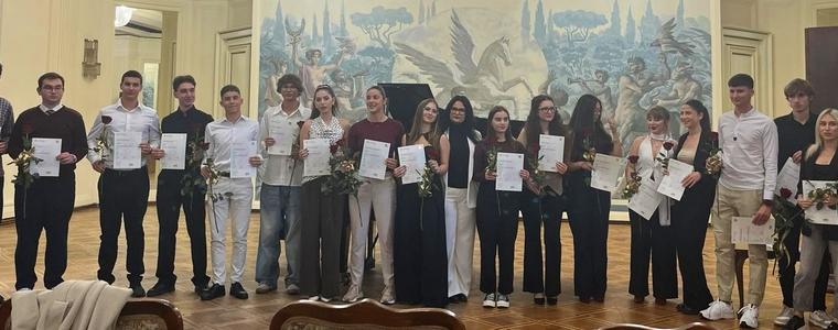 23-ма ученици от ЕГ „Гео Милев“ в Добрич получиха Кеймбридж сертификати