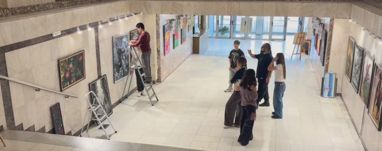 64 картини са подредени в годишната изложба на школа „ART HERO" в Добрич (ВИДЕО)