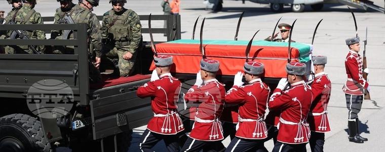 Българската армия пренася тленните останки на цар Самуил от летище „Васил Левски“ към центъра на София