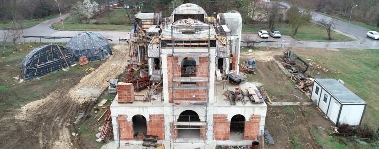 Да има ли парк и ограда около строящия се храм „Св. Лука“ в кв. Добротица предизвика сериозни дебати в Общинския съвет 