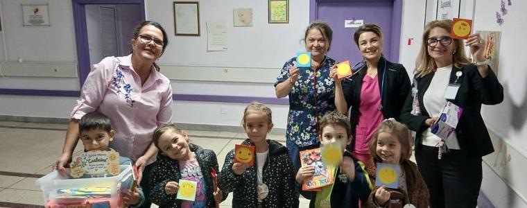 Децата от ДГ „Славейче“ раздадоха усмивки по повод Деня на усмивката (СНИМКИ)