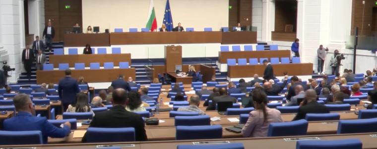 Депутатите си гласуваха 10-дневна ваканция през октомври