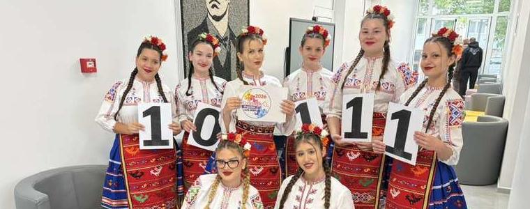 ФСГ „Васил Левски“ в Добрич съчета програмирането с българските народни танци (ВИДЕО)