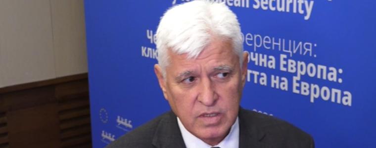 Министърът на отбраната: Очакваме подводен дрон за обследване на потъналия кораб