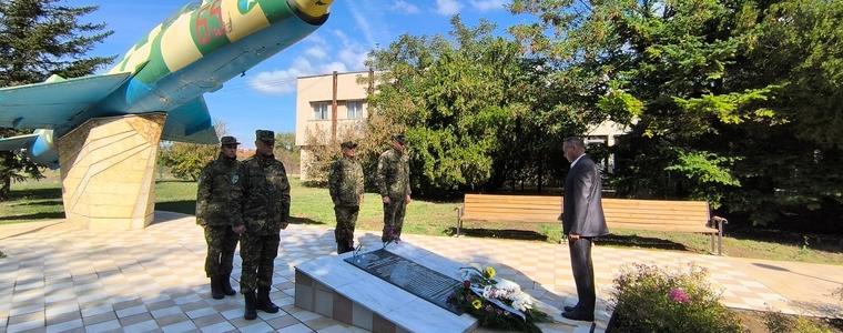 Областният управител се поклони пред паметта на загинали служители от ВВС