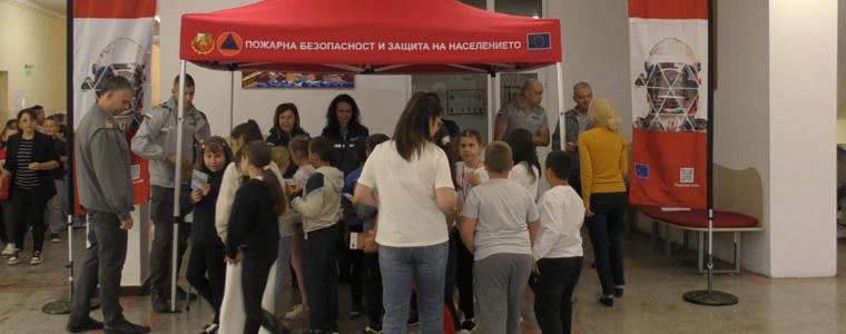 Огнеборци информираха учениците в СУ„Св. Климент Охридски“ как да реагират при бедствия и аварии (ВИДЕО)