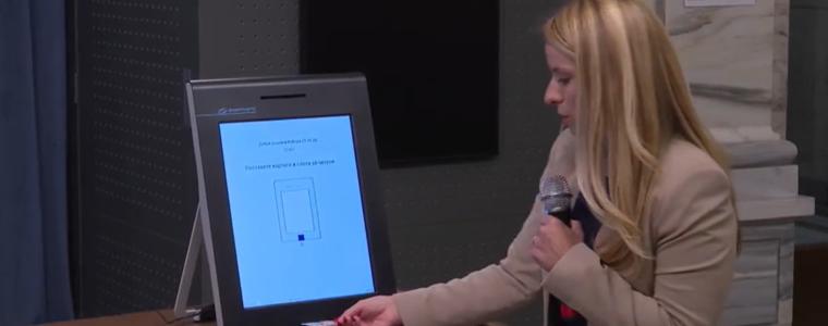 От ЦИК демонстрираха как ще се гласува с машина на вота на 25 октомври