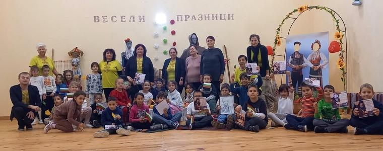 Първокласници от Добрич отбелязаха Деня на народните будители в село Царевец (СНИМКИ)