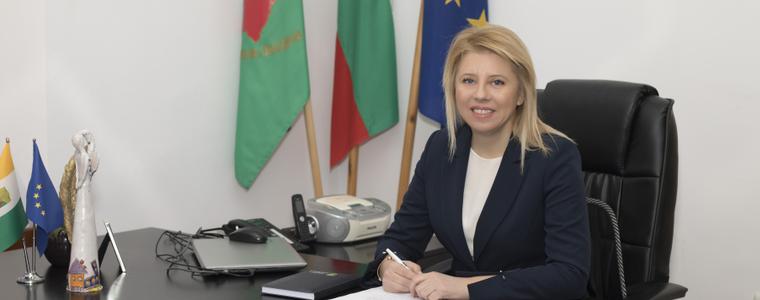 Соня Георгиева поздрави служителите в общинската администрация по случай Деня на българската община