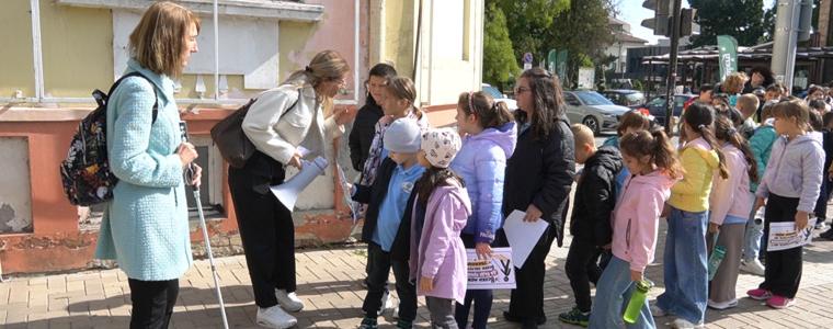 В Деня на белия бастун: Ученици от ЧОУ „Мария Монтесори“ и незрящи преминаха по тактилните пътеки в центъра на Добрич (ВИДЕО)