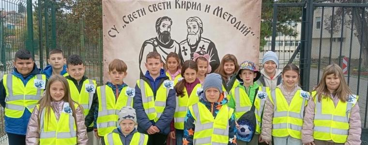 Второкласници от СУ „Св. св. Кирил и Методий“ с мащабна инициатива за пътна безопасност