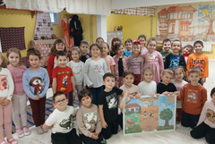 Деца от ДГ „Славейче“ подариха картина, посветена на Йордан Йовков, на читалището в Красен