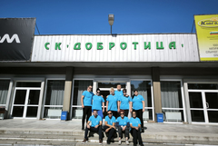 Служители на ДЗИ и ОББ в Добрич освежиха пространството пред зала „Добротица“